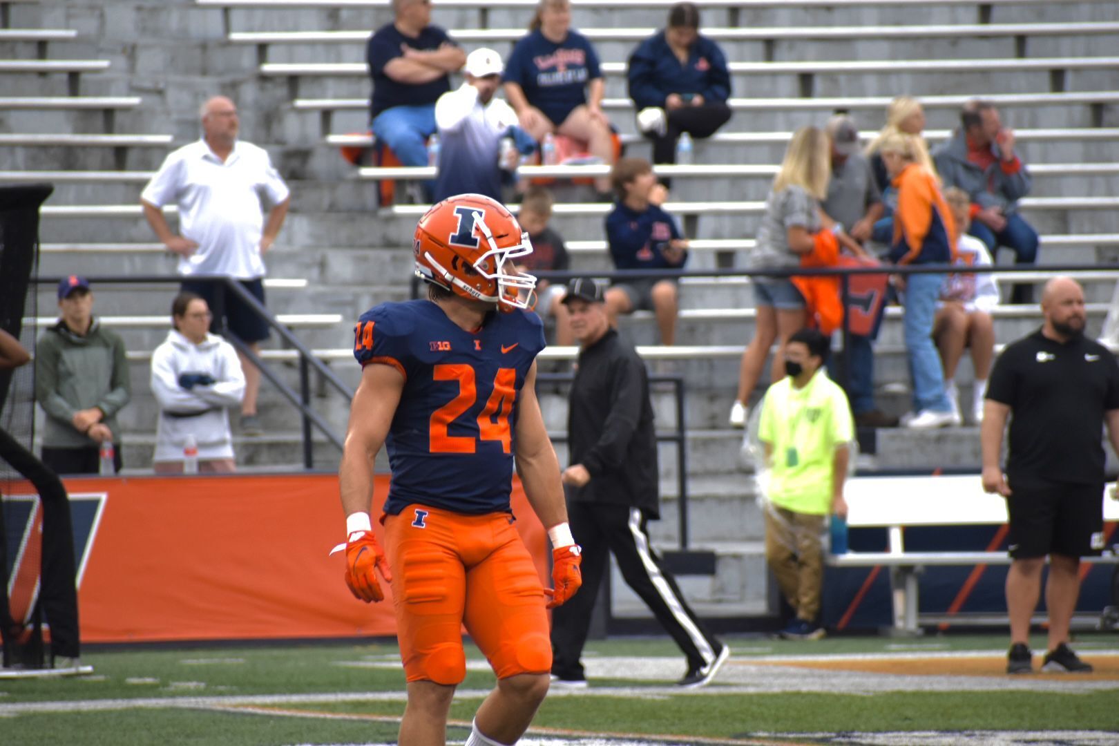 PHOTOS: Illinois warms up against Charlotte